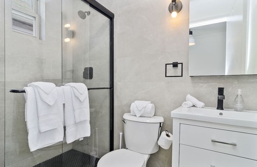 Pilsen Apartamento | Soothing on Shelby - You Will Love This Cozy Apartment in the Heart of Pilsen by RedAwning