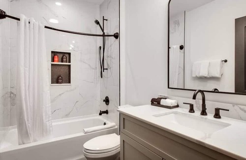 Central Business District Casa | Roami at The Brandywine |Rooftop Pool |4 Bed Combo