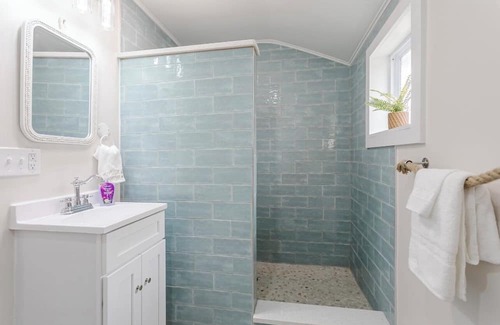 Wolcott Casa | Relaxing Bayfront Home