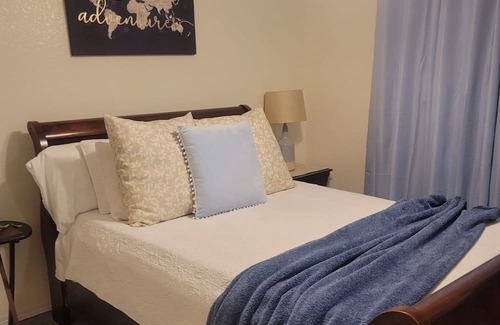 Dickinson Casa | Beautiful Cottage and event space sleeps 16+ Kemah boardwalk, beaches near, Nasa
