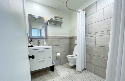 Downtown Anchorage Casa | Skyline 104: Modern 1-Bedroom Suite