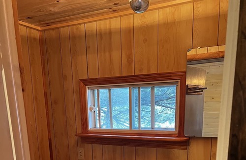 Muskoka Lakes Cabina | HK’S Love Den (Premium Lakefront View~ Muskoka Lake Cottages #1)