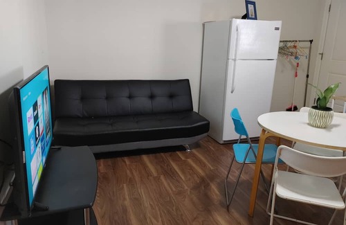 Burnaby Casa | Separated entrance one bedroom suit in central Burnaby