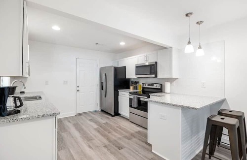 Lakewood Casa | Newly Renovated Modern Bungalow Minutes from DT
