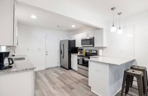 Lakewood Casa | Newly Renovated Modern Bungalow Minutes from DT