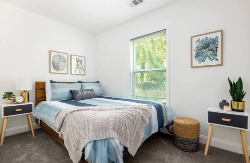 Lakewood Casa | Newly Renovated Modern Bungalow Minutes from DT