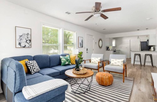 Lakewood Casa | Newly Renovated Modern Bungalow Minutes from DT