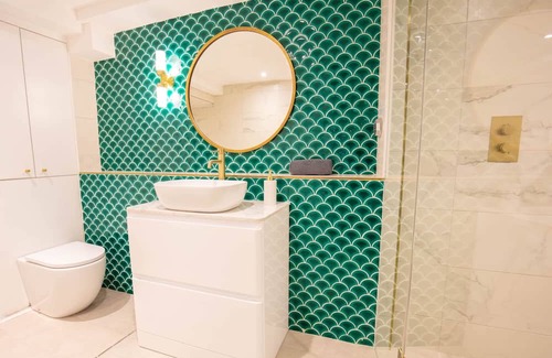Coldharbour Apartamento | Retreat with Steam room, KING bed near tube