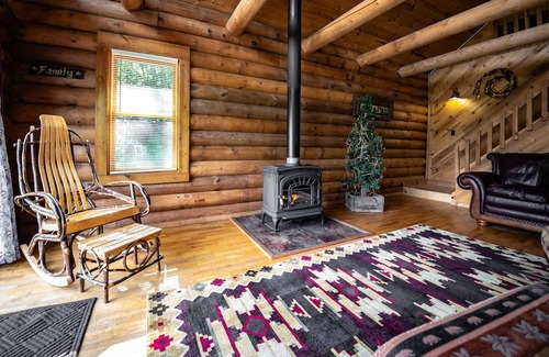 Ferryville Cabina | The Rustic Lodge, Romantic, Secluded on Stream in the Driftless- Hot Tub