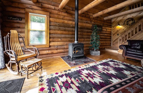 Ferryville Cabina | The Rustic Lodge, Romantic, Secluded on Stream in the Driftless- Hot Tub