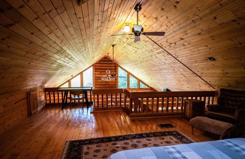 Ferryville Cabina | The Rustic Lodge, Romantic, Secluded on Stream in the Driftless- Hot Tub