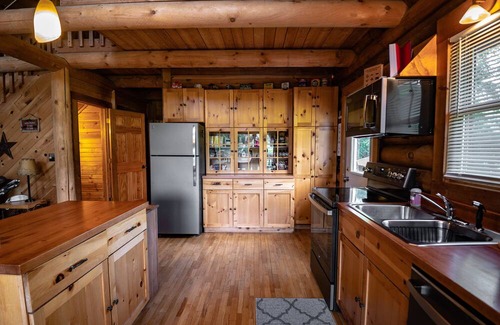 Ferryville Cabina | The Rustic Lodge, Romantic, Secluded on Stream in the Driftless- Hot Tub