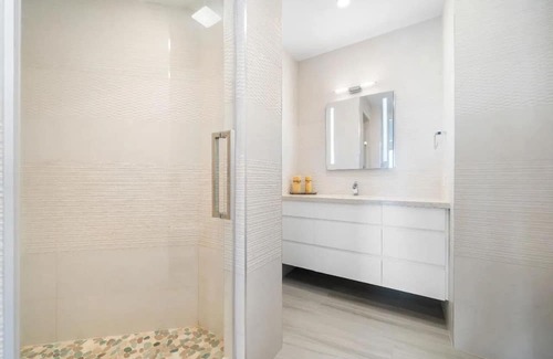 Nassau Casa | Perfect Getaway! Luxurious Modern Oceanfront Villa w/Pool + More @ Nassau