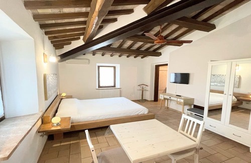 Limiti Villa | Spello By The Pool - Sleeps 11 - Wifi, air Con, Pool for Your Exclusive use !