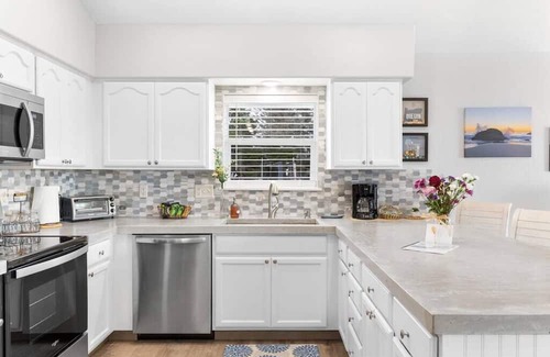 Brookings Casa | Easy Living Oregon Coast Townhome - Ocean View!