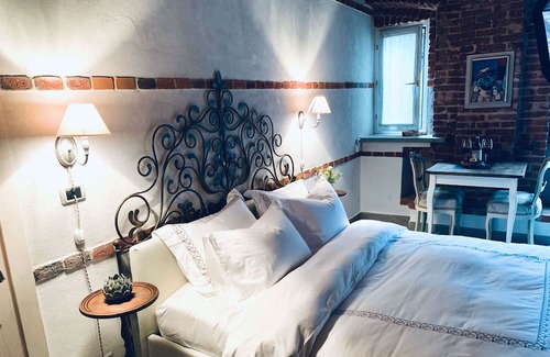 Gassino Torinese Cama Y Desayuno | Suite del Camino - country chic with heated whirlpool in the garden
