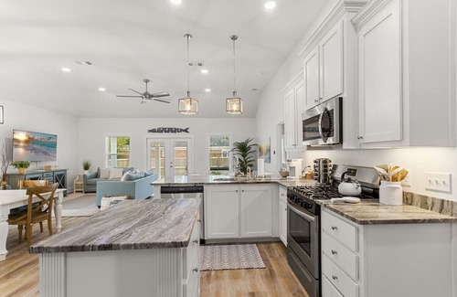 Bay Point Vista Cabaña | Blue Ono Cottage w Hot Tub Near the Beach, 3 bedrms, 2 bathrms, Parking On Site