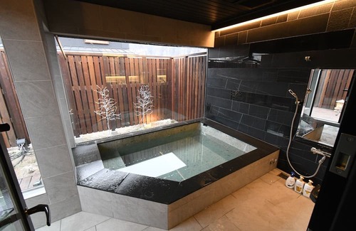 Wakamiko Casa | A house with a hearth surrounded by Mt Fuji and Y / Hokuto Yamanashi