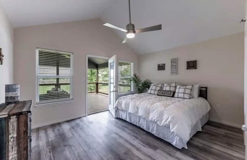 Onalaska Casa | New built home on Lake Livingston! Long term stays only!