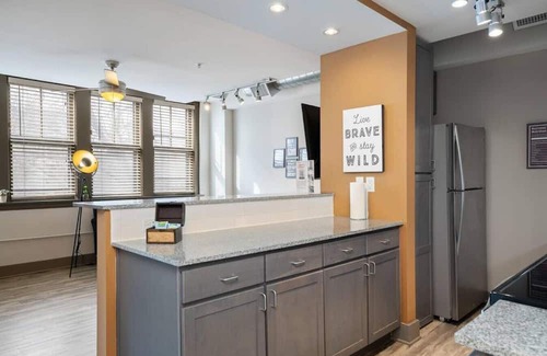 Hanover Place Apartamento | ✔ Work Remote! King Bed Midtown KC ✔