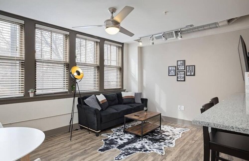 Hanover Place Apartamento | ✔ Work Remote! King Bed Midtown KC ✔