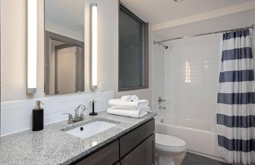 Hanover Place Apartamento | ✔ Work Remote! King Bed Midtown KC ✔