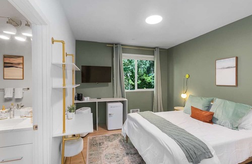Minor Casa | Kurt's Sweet Suite - 84 Walkscore!!