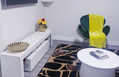 Southwest Edmonton Casa | Private Basement Suite