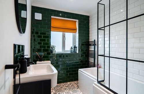 Chatham Casa | Luxury Renovated Bungalow with Hot Tub