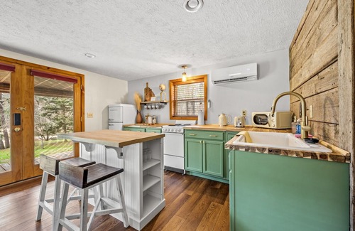 Cosby Cabina | Secluded Lakefront Cabin in Cosby - Your Ultimate Hideaway!