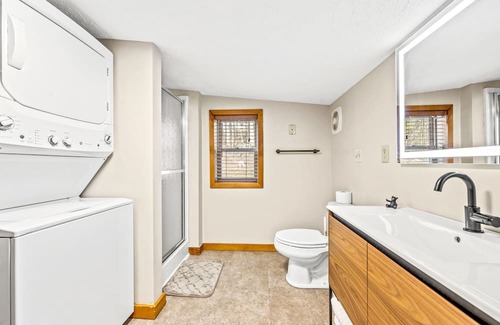 Cosby Cabina | Secluded Lakefront Cabin in Cosby - Your Ultimate Hideaway!