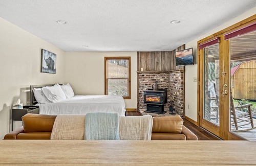 Cosby Cabina | Secluded Lakefront Cabin in Cosby - Your Ultimate Hideaway!