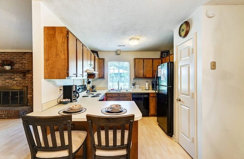 Charlotte Casa | University City Villa -Mins. to UNC Charlotte, PNC Pavilion & Motor Speedway - Backyard - PetsOk