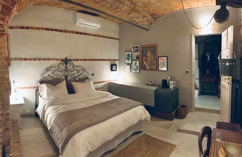 Gassino Torinese Cabina | Old Well Suite in Antique Farm with Outdoor Spa in the Countryside