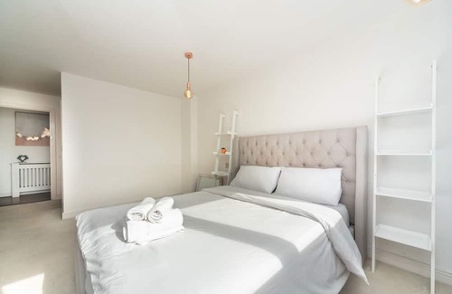 Glyndon Apartamento | Pass the Keys | Modern and Scenic 2 Bed 2 Bath Flat With River Views