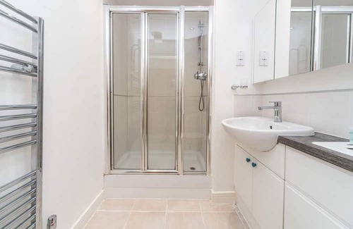Glyndon Apartamento | Pass the Keys | Modern and Scenic 2 Bed 2 Bath Flat With River Views