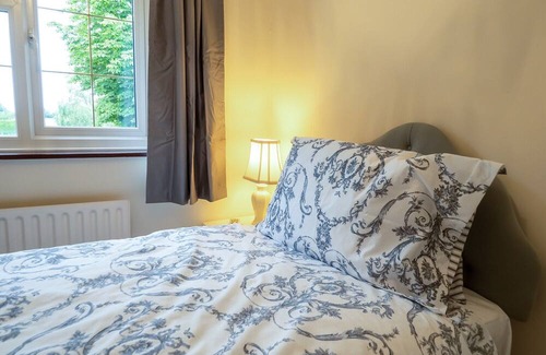 Alford Cabaña | The stunning Oak Cottage is set in a beautiful location alongside the park’s fishing lakes.