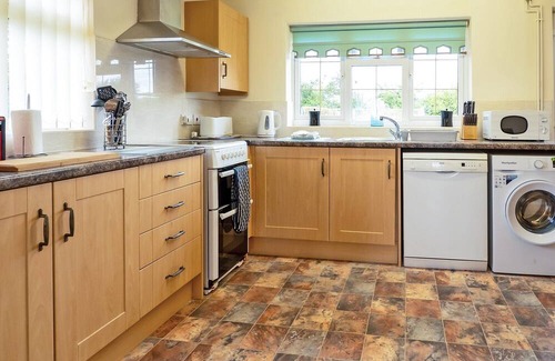 Alford Cabaña | The stunning Oak Cottage is set in a beautiful location alongside the park’s fishing lakes.