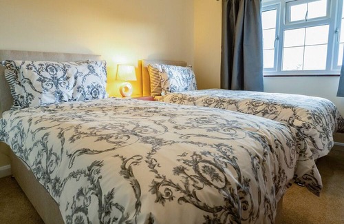 Alford Cabaña | The stunning Oak Cottage is set in a beautiful location alongside the park’s fishing lakes.