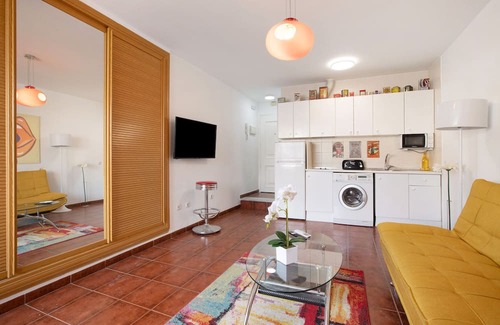Centro de Torremolinos Apartamento | Studio Apartment "Lahola" with Private Terrace & Wi-Fi