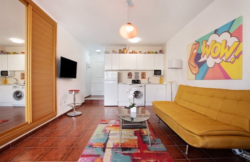Centro de Torremolinos Apartamento | Studio Apartment "Lahola" with Private Terrace & Wi-Fi