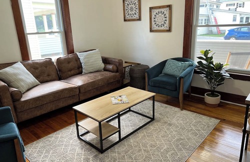 Duxbury Apartamento | Fall Special. New to Market giving a great deal. Heart of Waterbury.