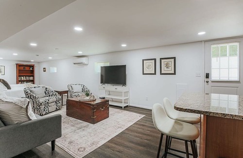Jefferson Park Avenue Apartamento | Cavalier Cocoon: Studio + Walk to uva Grounds