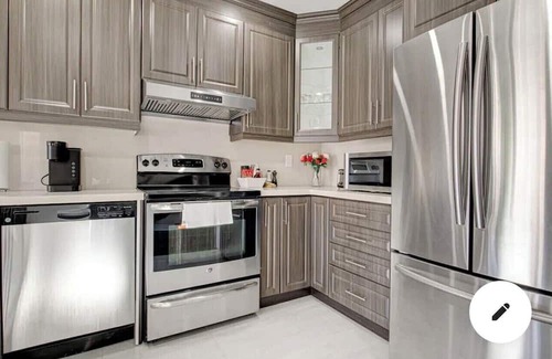 Meadowvale Village Casa | Spacious 4 beds modern house available in Mississauga for short term rentals.