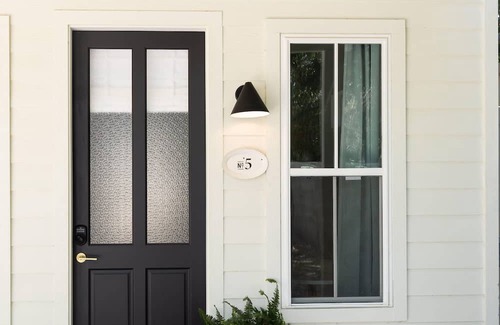 Fredericksburg Apartamento | Hot Tub, King Bed, Walk to Main, Luxe Bath - No. 5