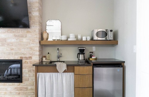 Fredericksburg Apartamento | Hot Tub, King Bed, Walk to Main, Luxe Bath - No. 5
