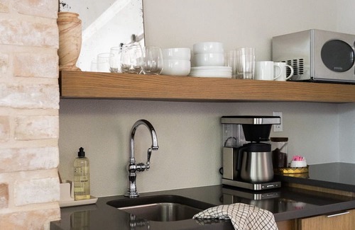 Fredericksburg Apartamento | Hot Tub, King Bed, Walk to Main, Luxe Bath - No. 5