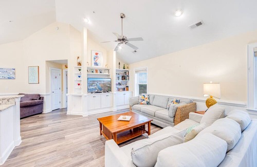 Hatteras Condominio | On Special - Canal Front Penthouse Suite in Slash Creek with Resort Amenities an