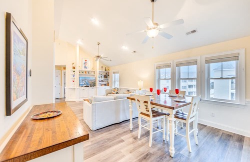 Hatteras Condominio | On Special - Canal Front Penthouse Suite in Slash Creek with Resort Amenities an