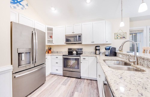 Hatteras Condominio | On Special - Canal Front Penthouse Suite in Slash Creek with Resort Amenities an